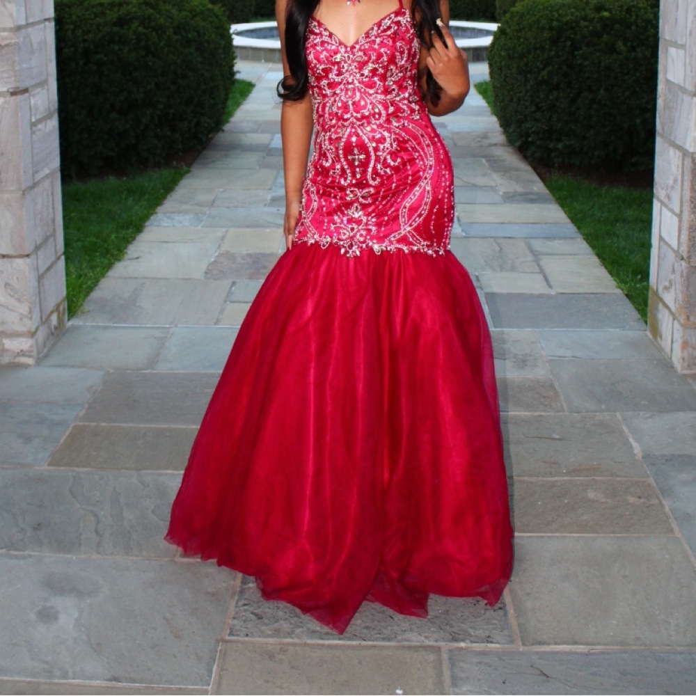 Size00-2
Only worn once for junior prom.Comes with a bag for the dress as well.